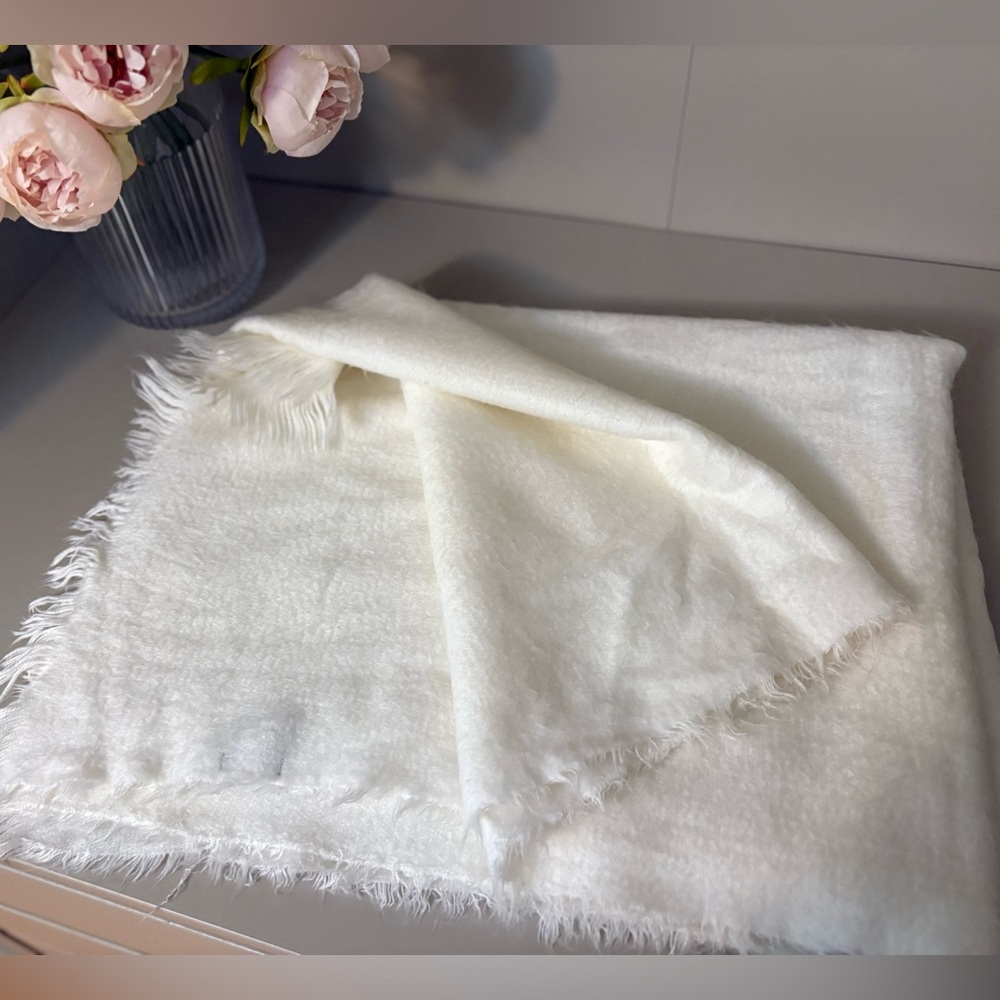 Aerie White Fluffy Scarf